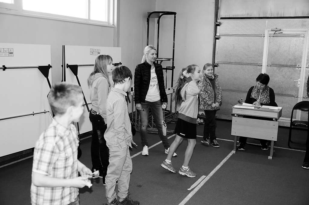 Šautriņas met Arīna Babre, taču par nākamo čempioni kļūs aiz viņas stāvošā bijusī valcēniete, tagad valmieriete Liene Babre. 
