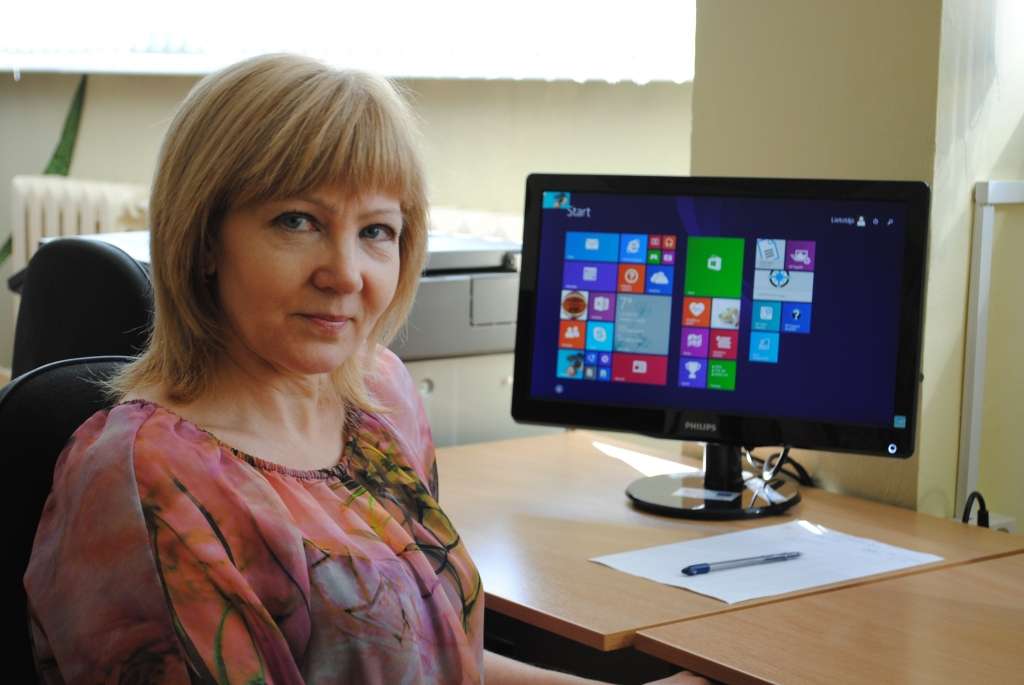 Smiltenes novada Blomes pagasta bibliotēkas vadītāja Inta Mežule stāsta, ka jauno datortehniku un tās iespējas novērtē ikviens, arī viņa pārliecinājusies, cik liela nozīme ir tehnoloģiju attīstībai.                                          
Autors: SANTA SINKA