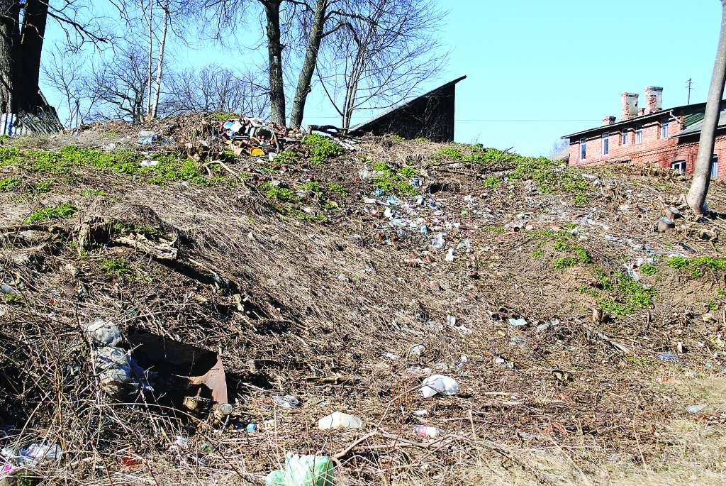 Šo izgāztuvi Smiltenē, Daugavas ielas malā, piefiksējusi arī pašvaldības policija. Policija nosūtīs īpašniekam brīdinājuma vēstuli, norādot termiņu, līdz kuram teritorija jāsakopj.                                             
Autors:  SANDRA PĒTERSONE
