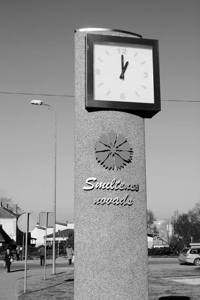 Šajā Smiltenes centra pulksteņa staba pusē pareizu laiku nevajag meklēt, - jebkurā diennakts laikā tas rāda šādi. Pašvaldība nolēmusi pulksteni nevis labot, bet nomainīt. 

Autors:  SANDRA PĒTERSONE
