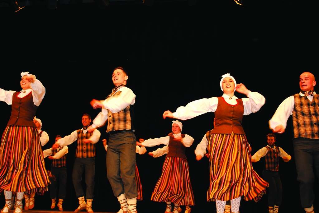 Pēc skates līksmoja Grundzāles pagasta jauniešu deju kolektīvs “Riedēni” un kolektīva vadītāja Daiga Gulbe. Pirmo reizi “Riedēnu” pastāvēšanas vēsturē kolektīva dejotprasme novērtēta ar augstākās pakāpes diplomu.
                                                                                                                                                                                                  
Autors:  SANDRA PĒTERSONE