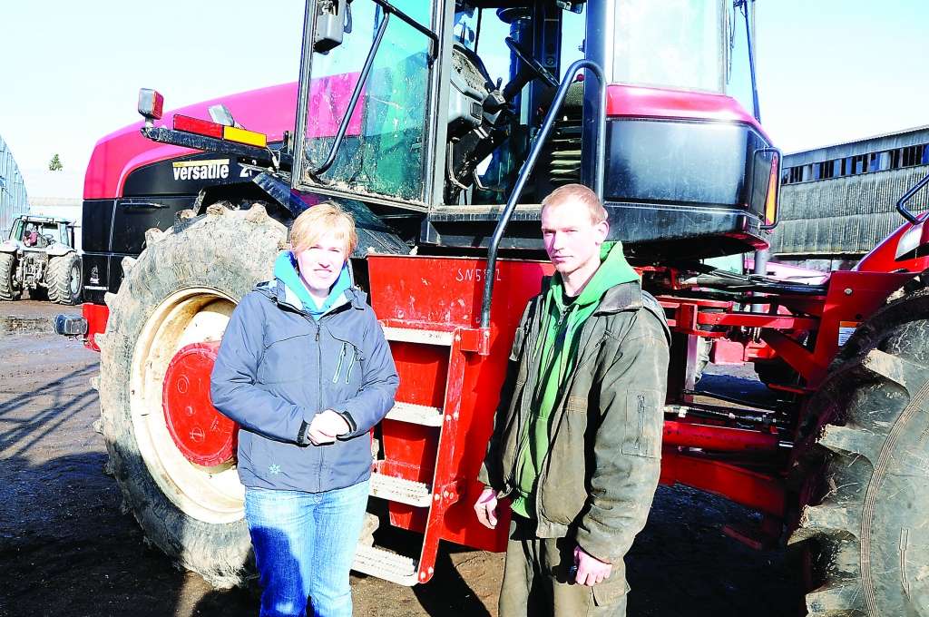 SIA “Valdro Agro” direktore Māra Bondare-Petersena ar traktoristu Zinti Millu spriež, ka drīz vajadzēs sēt. 

Autors:  AIVARS ZILBERS