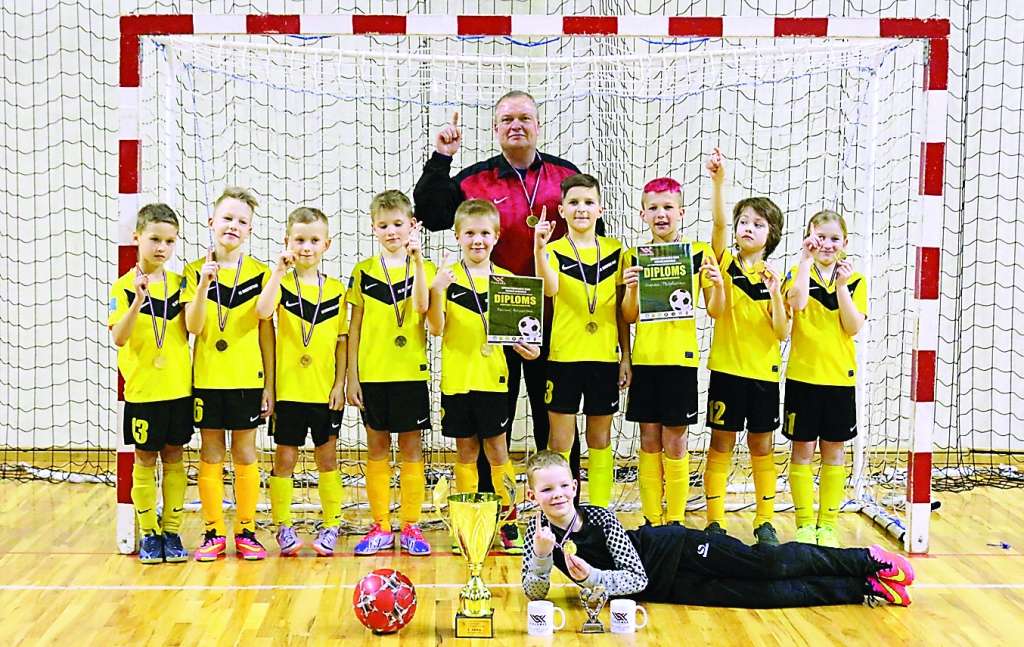 Latvijas čempionu titulu telpu futbolā U-10 grupā izcīnīja komanda FK “Smiltene/ BJSS”, ko trenē Gatis Samučonoks. Par turnīra  labāko aizsargu atzīts Jorens Miķelsons (trešais no labās), par labāko uzbrucēju - Reinis Kaņipovs (piektais no labās). Komandas vērtīgākais spēlētājs - vārtsargs Ritvars Bole (priekšplānā). 

Autors:  GATIS SAMUČONOKS