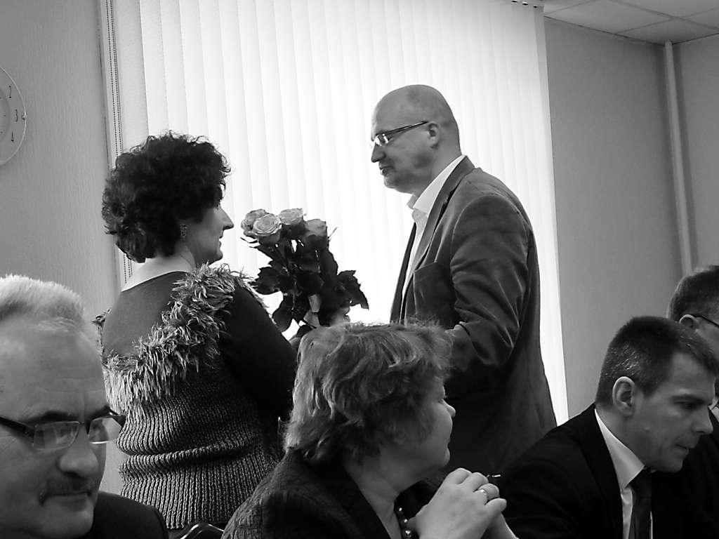 Vakar notikušajā Valkas novada domes sēdē izvērtās garas diskusijas par Līgas Veinbergas apstiprināšanu J. Cimzes Valkas mūzikas skolas direktores amatā, tomēr pašvaldības vadītājs Vents Armands Kraulis tika pie izdevības apsveikt ar rozēm jauno direktori, jo deputāti kandidāti apstiprināja.                                                    
Autors:   INGA KARPOVA