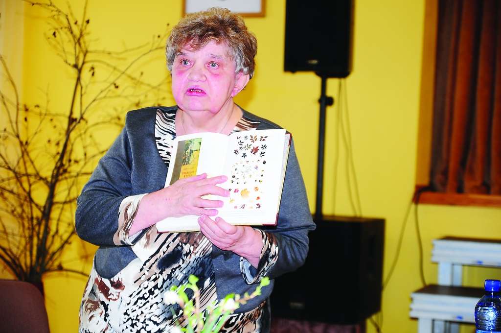 Rakstniece Marina Kosteņecka stāsta, ka tētis no gulaga viņai dāvanā atvedis kaltētus ziedus. Tas apliecina viņa gara spēku, kas ļāvis tēvam izdzīvot.                                                                                                                             
Autors:  AIVARS ZILBERS