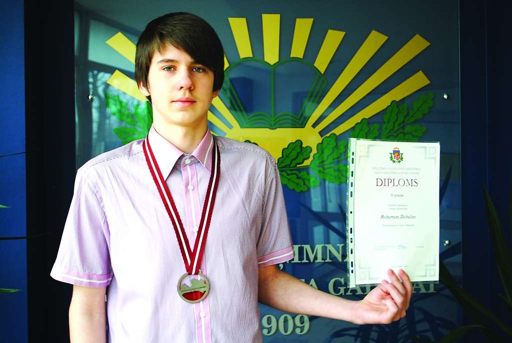 “Protams, ir prieks!” par savu panākumu - sudraba medaļu - matemātikas 65. valsts olimpiādē saka Smiltenes ģimnāzists Roberts Dobelis. 

Autors:   SANDRA PĒTERSONE