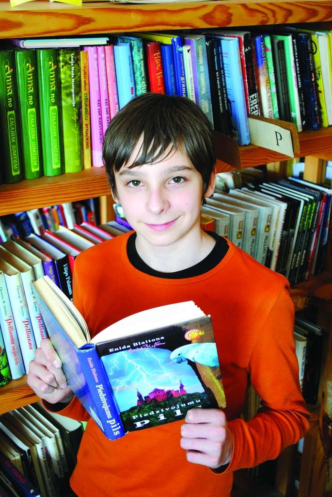 Smiltenes Trīs pakalnu sākumskolas 6.b klases skolnieks Elvis Gustavs Šev­čuks ir liels grāmatu lasītājs. Drīz skolas bibliotēkā nebūšot grāmatu, ko zēns nebūtu lasījis.                                                                                     
Autors:  SANTA SINKA