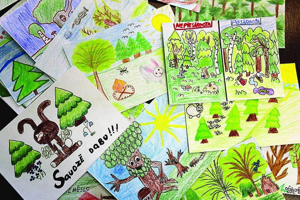 Ekoskolas skolēni zīmējumos centās parādīt atšķirību starp cilvēku labo un ļauno rīcību dabā, ticot, ka uzvarēs labais.