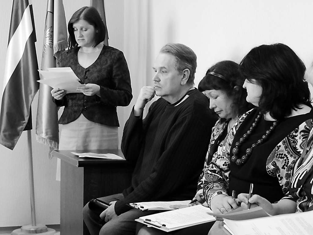 Valkas novada domes juriste Aija Jurjāne (vidū) pašvaldības deputātus iepazīstināja ar grozījumiem, kas turpmāk liegs iedzīvotājiem nerēķināties ar kaimiņiem.                                                                                               
Autors:   INGA KARPOVA