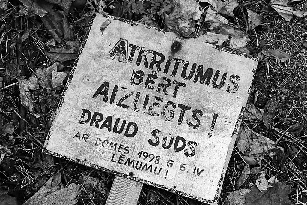 Lazdukalnā līdzās zemē nomestajiem atkritumiem ar asiem skrūvju galiem uz augšu mētājas metāla plāksne, to apgriežot, redzams 17 gadus vecs domes lēmums.                                                                        
Autors:  SANTA SINKA