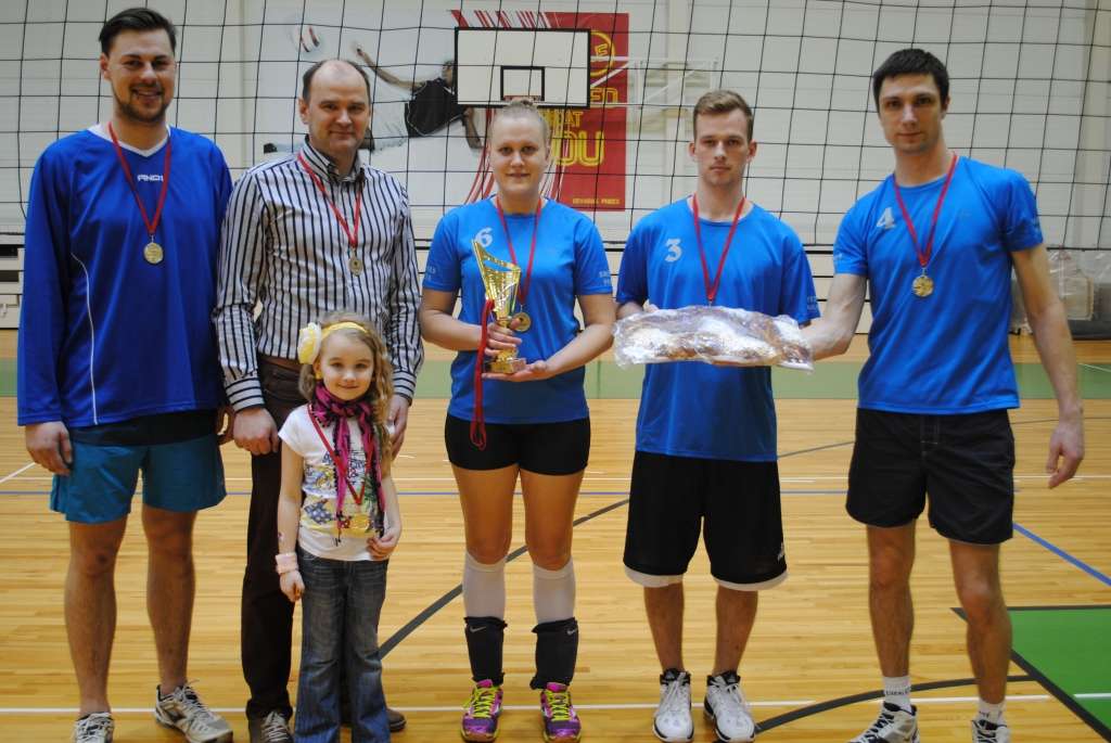 Kopvērtējumā uzvarēja komanda “Smiltenes pagasts”: Kaspars Blīgzna (no kreisās), Andris Rieksts (traumas dēļ pēdējās kārtās nespēlēja), Elīna Aģe, Mikus Bisenieks, Rolands Aģis.  “Mūsu komandā viss spēks slēpjas dāmā (Elīnā Aģē - redakcijas piezīme),” uzsver R. Aģis. Klāt nav divi komandas spēlētāji  Kaspars Spirks un Inese Baiža. 
Autors: Sandra Pētersone