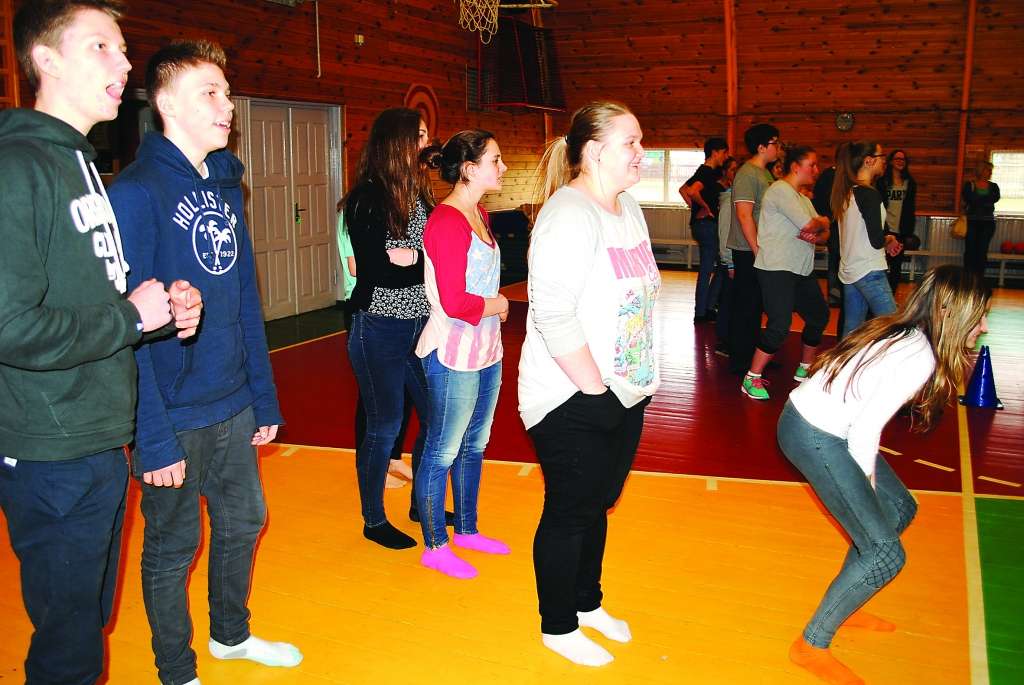 Smiltenes un Villihas skolēnus vēl vairāk saliedēja kopīgas sporta spēles Smiltenes ģimnāzijas sporta hallē, kurās jaunieši pildīja sporta skolotāja Jurģa Jurkas uzdevumus.                                                                                   
Autors:  SANDRA PĒTERSONE