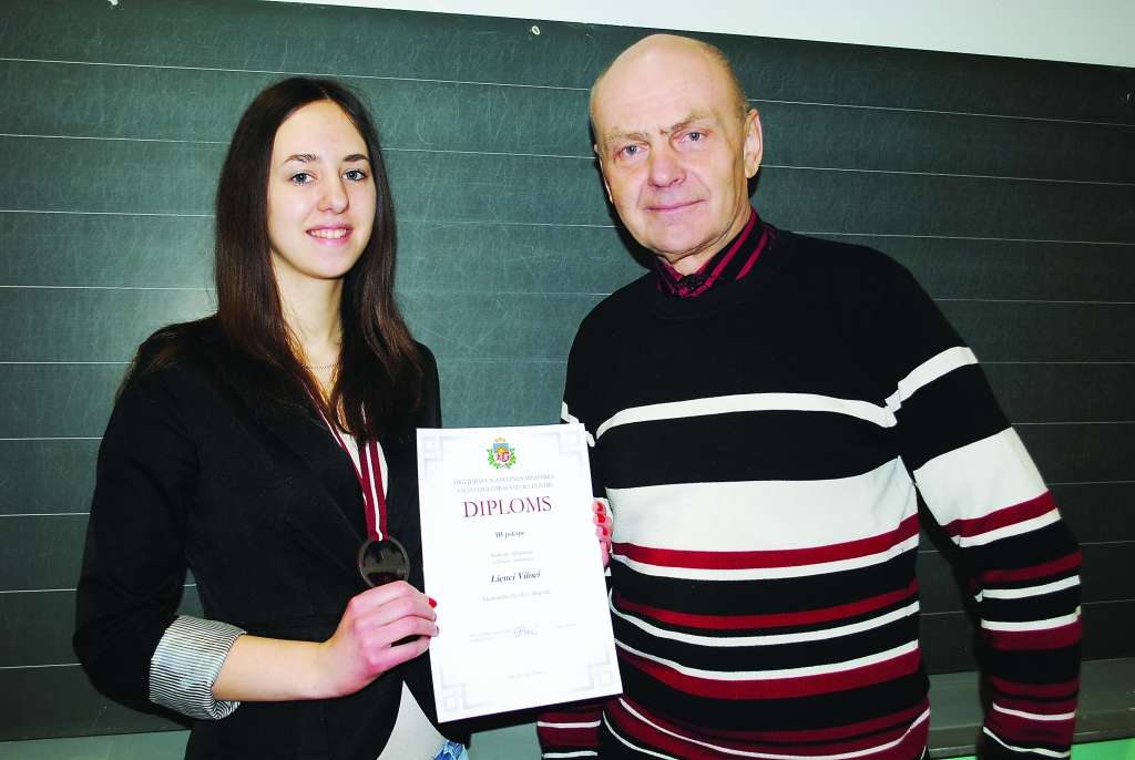 Smiltenes ģimnāzijas ekonomikas skolotājs Guntis Viļums priecājas par savu audzēkni 12.a klases skolnieci Lieni Vilni, kura otro gadu pēc kārtas ieguvusi medaļu ekonomikas valsts olimpiādē.                         
Autors:  SANDRA PĒTERSONE 