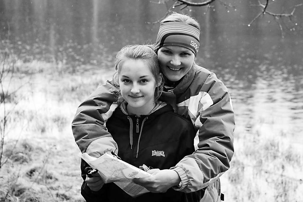 Smiltenes BJSS orientēšanās trenere Liene Brūvele palīdz savai audzēknei Laurai Savickai plānot distanci pirms starta.                            
Autors:  SANTA SINKA