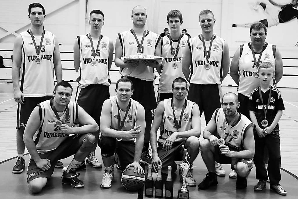 Arī šosezon Smiltenes novada atklātajā čempionātā basketbolā uzvarēja komanda “Vudlande”, izcīnot zelta medaļas trīs gadus pēc kārtas.                                                                                                                                  
Autors:  SANTA SINKA