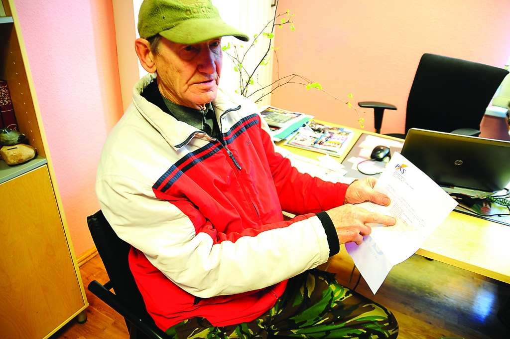 Valcēnietis Vladislavs Naglis uzskata, ka pasts, katru mēnesi sūtot vēstuli ar informāciju par konta stāvokli pasta norēķinu sistēmā, negarantē datu drošību.                                                                                            
Autors:   INGŪNA JOHANSONE