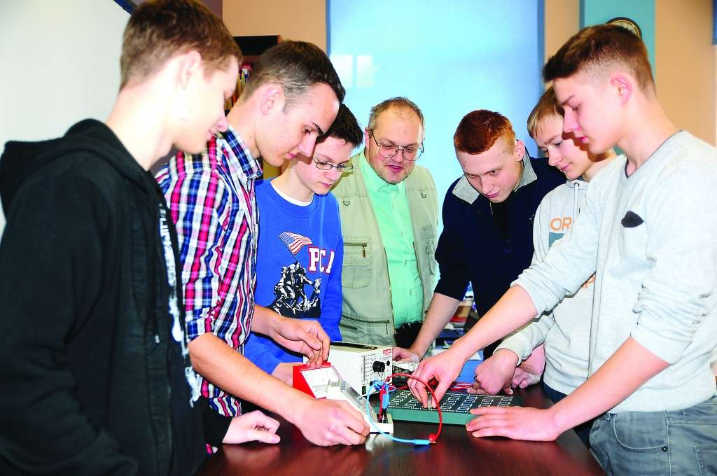 Valkas ģimnāzijas 9. klases puišu komanda “VG_Boss” kopā ar fizikas skolotāju Valdi Jerumu 9. maijā piedalīsies erudīcijas konkursa “eXperiments” finālā Rīgā. Turēsim īkšķus un novēlēsim veiksmi!                                                                                                                                                                      
Autors:   INGA KARPOVA