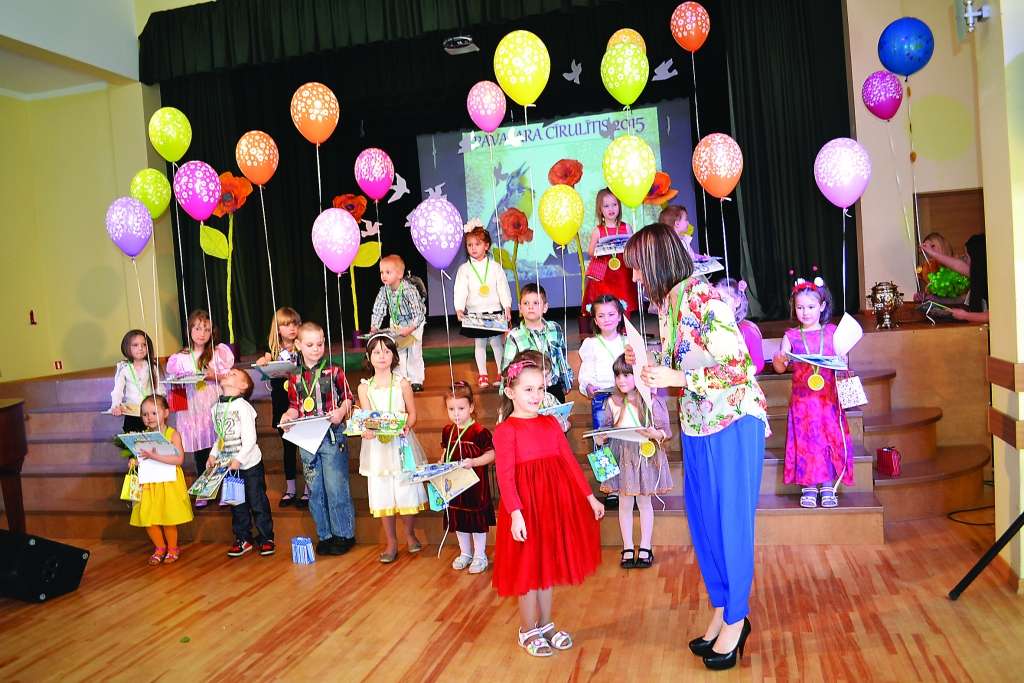 Titula Strenču novada “Pavasara cīrulītis 2015” ieguvēju strencēnieti Kristu Druvmali (priekšplānā) apsveica arī žūrijas pārstāve Aigita Guoģe-Lapiņa, cildinot meitenes labo dikciju un  dziesmas tīro skanējumu. 

Autors:  GINTA GAILĪTE