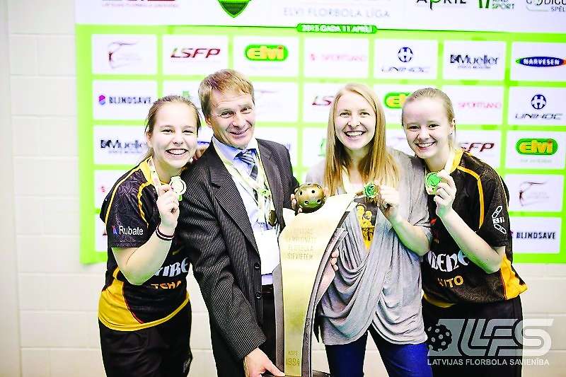 Pēc Latvijas čempiontitula iegūšanas “Elvi florbola līgā” “Rubenes” komandas dalībniece smilteniete Rebeka Laure (pirmā no kreisās) kopā ar treneriem Jāni Daini un Zeltīti Bankavu un talantīgo komandas biedreni Lauru Gaugeri.                                                            

Autors: LATVIJAS FLORBOLA SAVIENĪBA