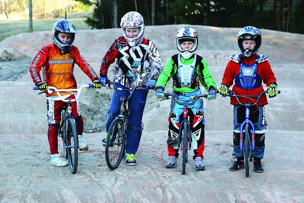 Smiltenes BMX kluba “Silvas ziķeru” sportisti Ronalds Kalniņš (pirmais no kreisās), Roberts Čestjakovs, Ģirts Harkins un Jēkabs Kalniņš pirmie izmēģina Silvas BMX trasei līdzās uzbūvēto velosipēdistu šķēršļu treniņu trasi, kura jau drīzumā būs pieejama ikvienam interesentam.                                                                                                       
Autors:  SANTA SINKA