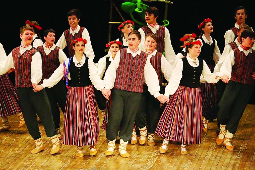 Tautas deju kolektīvu atlases skatē Smiltenē vienu no augstākajiem žūrijas vērtējumiem saņēma Grundzāles pamatskolas 5. līdz 9. klašu tautas deju kolektīvs “Riedēni”.                                                                                                                                                                                                                                                                                                                   
Autors:  SANTA SINKA