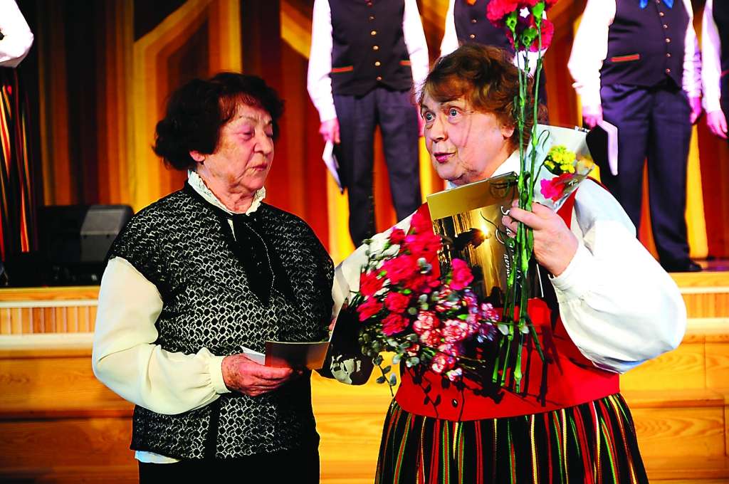 Valkas kultūras nama senioru korim pēc jaunā nosaukuma “Dziesmu rota” iegūšanas gluži vai otrā elpa. Dažādos dziedāšanas saietos diriģenti Tatjanu Tīrumu sveic kolēģi.                                                                      
Autors:  ALDIS DUBĻĀNS