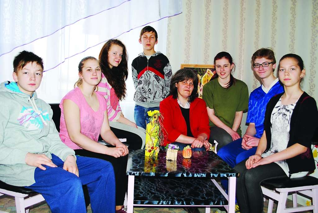 Palsmanes pamatskolas teātra pulciņš un tā režisore Iveta Reinsone (vidū) kolektīva piekto dzimšanas dienu atzīmēs ar izrādi vietējā kultūras namā. Fotografēšanās brīdī saistībā ar ārzemju ceļojumiem klāt nav visu aktieru.
                                                                                                                                                                           
Autors:  SANDRA PĒTERSONE 