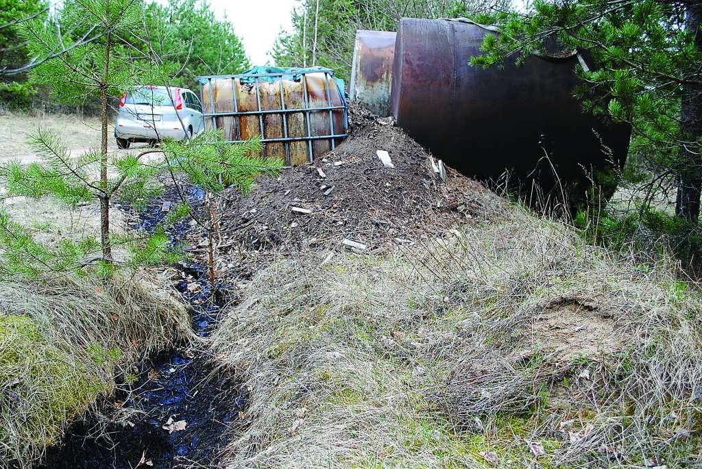 Mežā Launkalnes pagastā kāda uzņēmējdarbība aiz sevis atstājusi bīstamus atkritumus (mazutu), kā rezultātā noticis vides piesārņojums.                                                                                                                         
Autors:  SANDRA PĒTERSONE