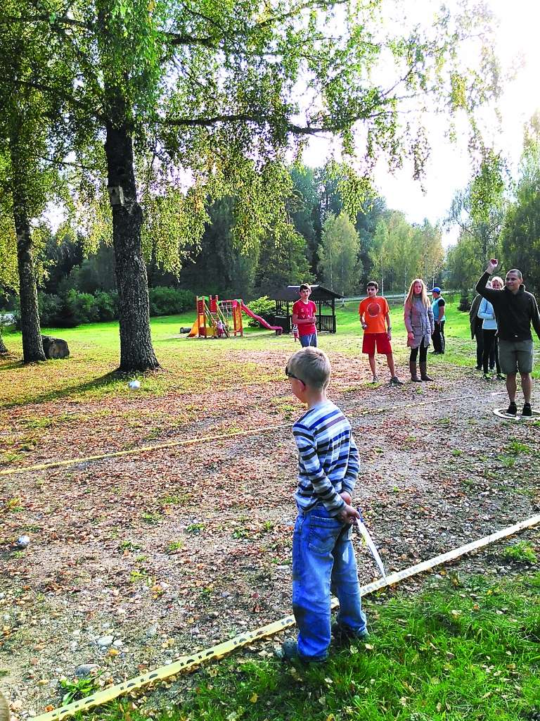 Kopš aizvadītā gada rudens Ērģemes pagasta iedzīvotāji nopietni aizrāvušies ar petanka spēli. 

Autors:   NO PERSONĪGĀ ARHĪVA