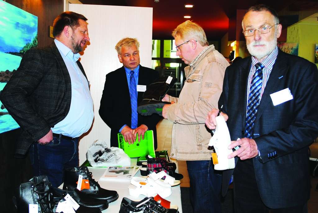 Igauņu uzņēmēji no Viru pilsētas uz Smiltenē sarīkoto starptautisko biznesa partneriātu atveda līdzi savu saražoto produkciju: darba un aizsargapavus. “Gribam parādīt, ko ražojam, un atrast savai produkcijai noietu, varbūt arī Smiltenes piensaimnieku uzņēmumā,” teic akciju sabiedrības “Abris” padomes vadītājs Vaino Palo (no labās).                                                                                                                                                                                           
Autors:  SANDRA PĒTERSONE