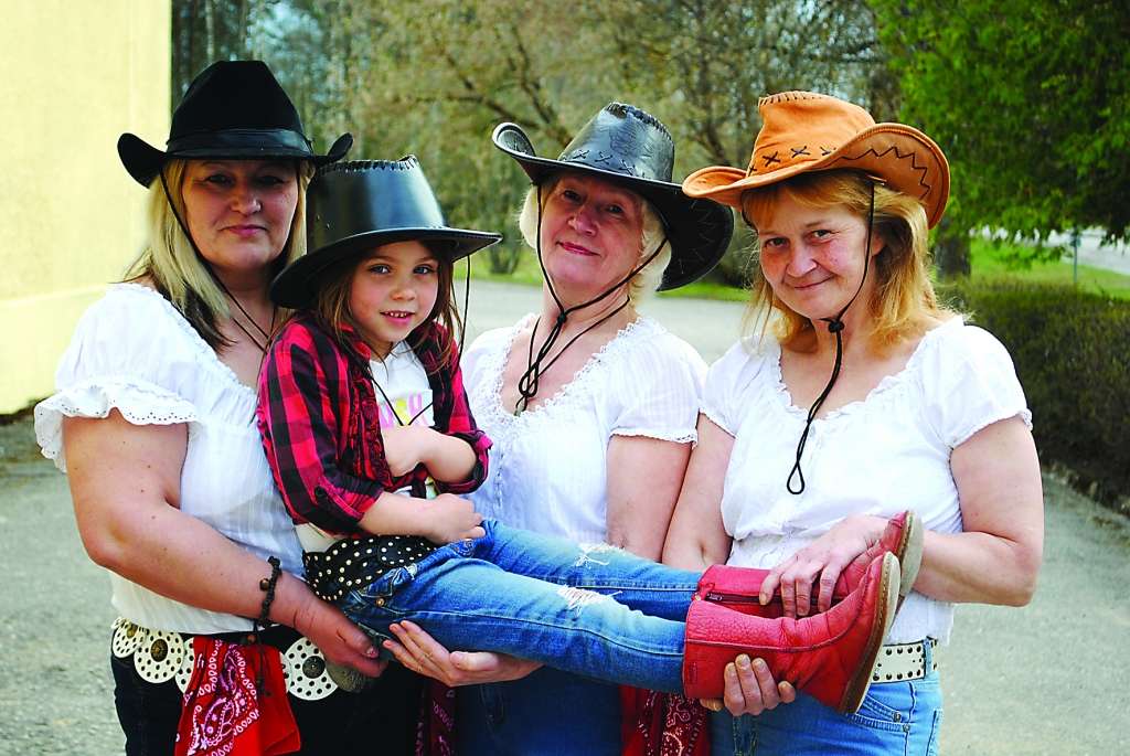 Brantu pagasta līnijdeju un kantri vestarna deju grupa “Kantri ritmi” vadītāja (pirmā no kreisās) Edīte Laure kopā ar dejotājām Ludmilu Hirti un Gunitu Greizāni iedvesmas pilnas atgriezās  mājās no līnijdeju kruīza. Attēlā kopā ar mazo līnijdeju dejotāju Saniju.                                                                                                                                        
Autors:  SANTA SINKA
