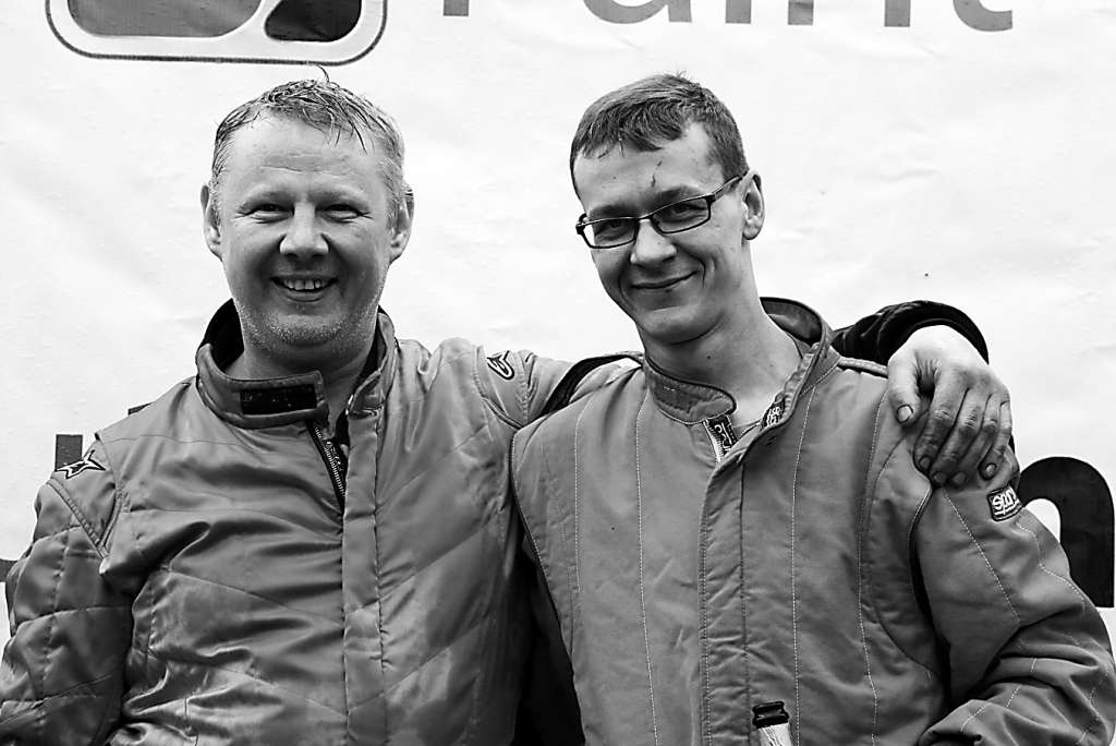 Open kausā ar aizmugures piedziņas automašīnām trešo vietu izcīnīja valcēnietis Eduards Iesalnieks, pārstāvot tehnisko sporta klubu “Smiltene”, attēlā kopā ar uzvarētāju – Jāni Dreimani.