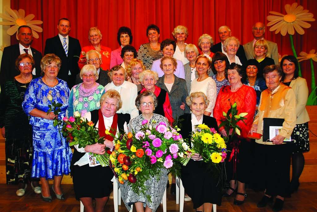 Sestdien savu 20 pastāvēšanas gadu jubileju nosvinēja Smiltenes pensionāru apvienība (attēlā - apvienības biedri kopā ar viesiem), ko pēdējos 13 gadus vada Aija Meldere (pirmajā rindā - vidū; pa kreisi - vadītājas lielākais palīgs Ilze Dudele, pa labi - apvienības aktīviste Valija Nadziņa). 

Autors:  SANDRA PĒTERSONE
