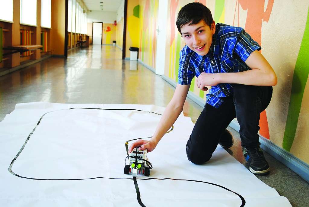 Smiltenes ģimnāzijas 7.a klases skolnieks Kaspars Pakulis ar paša konstruēto robotu “Detektīvs” izcīnījis ceturto vietu Latvijas robotikas čempionātā, debitējot robotikā.                                                      
Autors:  SANDRA PĒTERSONE