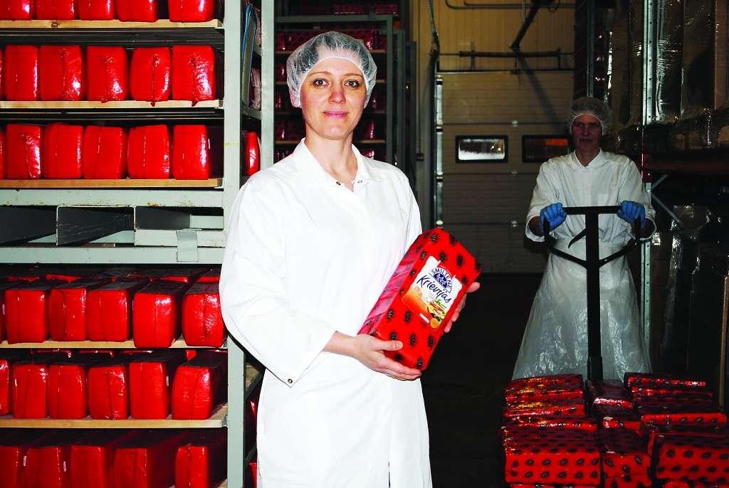 Arī  “Smiltenes piens” ir viens no tiem Latvijas piena pārstrādes uzņēmumiem, kuri drīkst savu produkciju eksportēt uz Ķīnu. Ķīnas tirgū tiks piedāvāts arī uzņēmuma Blomes pienotavā ražotais Krievijas siers. Noliktavas krājumus izrāda pienotavas vadītāja Jeļena Lagzdiņa,  jaunu papildinājumu pieved  piena produktu ražotāja Aīda Mihlenova.                                                                                                                                                                       
Autors:  SANDRA PĒTERSONE