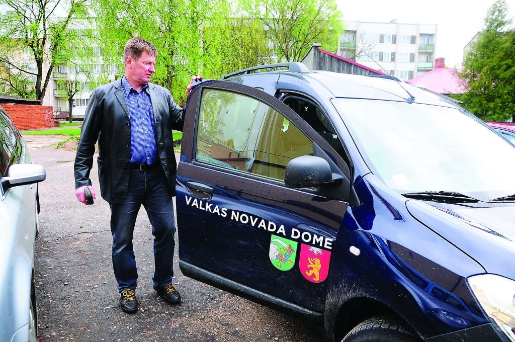Valkas novada domes Ūdensapgādes un kanalizācijas nodaļas vadītājs Gundars Avotiņš uzskata, ka trafarets vajadzīgs un viņam tas netraucē. 

Autors:   AIVARS ZILBERS 