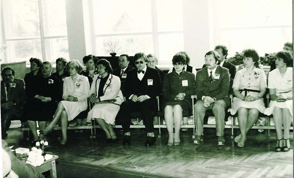 “Darba Karoga” kolektīvs avīzes 40 gadu jubilejas svinībās 1984. gadā Valkā, toreizējā partijas komitejā. 1. rindā no labās – redaktore Silvija Dorša, korespondenti – Mārīte Dzene, Aivars Zilbers, Ilze Galkina, Aldis Dubļāns, Mētra Ikale, Maiga Silāja, Ilga Sudraba, Jānis Locāns. 2. rindā no kreisās – Mudīte Pole, Aira Vjažēviča,, Vija Knostenberga, Alberts Zirnis un Emma Mazjāne.                                                                                                                                    

Autors:   NO PERSONĪGĀ ARHĪVA