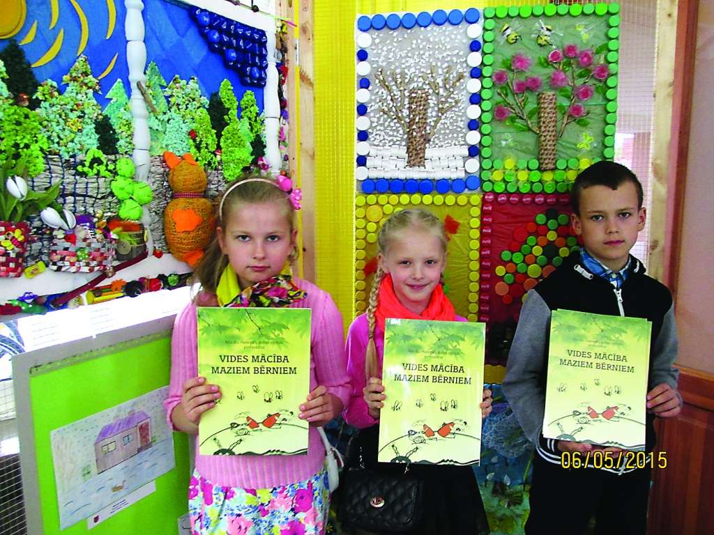 Uz noslēguma pasākumu Limbažos devās aktīvākie makulatūras un PET pudeļu vākšanas akcijas dalībnieki Lelde Mūrmane (pirmā no kreisās), Laine Osma un Emīls Āboltiņš no Smiltenes Trīs pakalnu sākumskolas. 

Autors:   ANŽELA MĀLKALNE