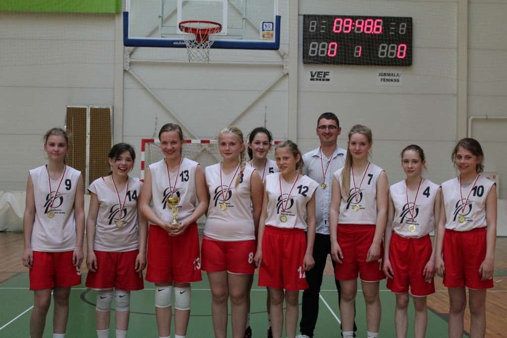 Starptautiskajā basketbola turnīrā “Smiltene - 2015” meiteņu konkurencē pārliecinoši uzvarēja Smiltenes sporta skolas komanda: Samanta Kalniņa (no kreisās), Annija Vilnīte, Annija Krievāne, Santa Alksne, Karīna Valtere, Līga Birgere, Elizabete Cera, Alise Sīmane, Paula Ošiņa (attēlā kopā ar treneri Dzintaru Ziediņu). Klāt nav Rasas Vītolas.
Autors: IVARS JOKSTS