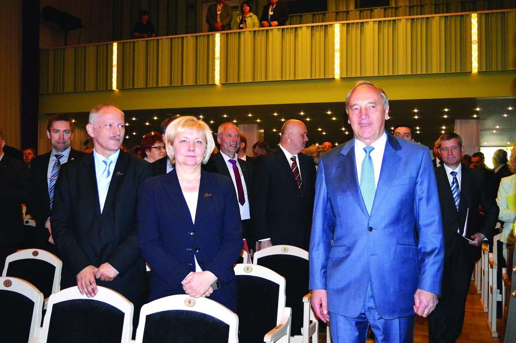 Smiltenē notikušais Latvijas Pašvaldību savienības 26. kongress Valsts prezidentam Andrim Bērziņam bija iespēja vēl vienuviet redzēt teju visus pašvaldību līderus, jo drīz viņa pilnvaras Valsts prezidenta amatā beigsies. 

Autors: SANDRA PĒTERSONE
