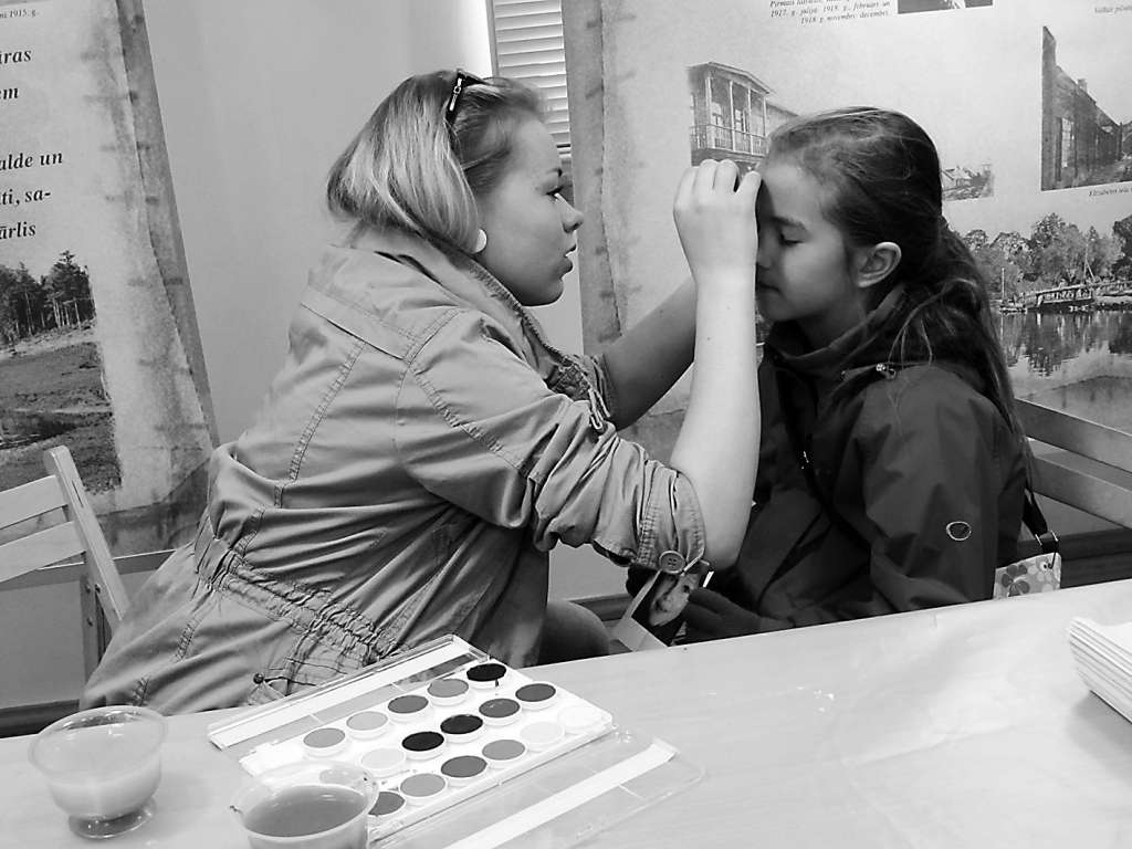 Darbnīcā “Grimēšanas studija” varēja pārvērsties pēc sirds patikas.                                                                                                        
                                                                                                                                                       
Autors:   INGA KARPOVA