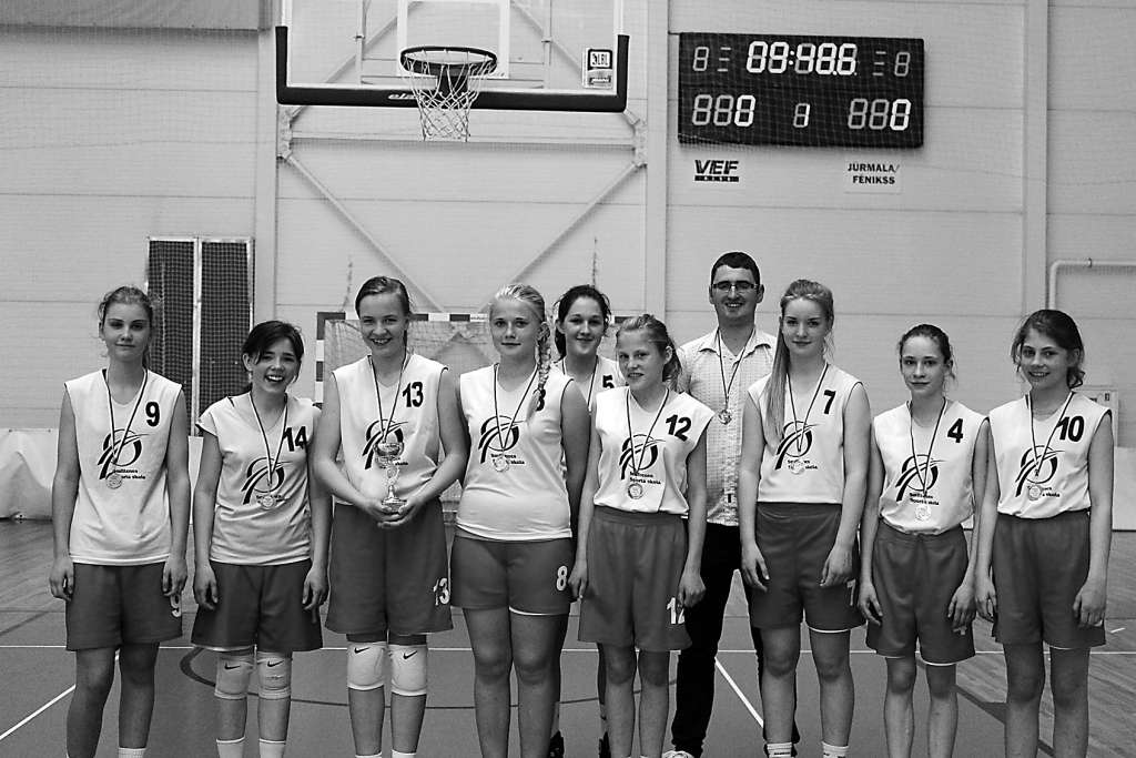 Starptautiskajā basketbola turnīrā “Smiltene - 2015” meiteņu konkurencē pārliecinoši uzvarēja Smiltenes sporta skolas komanda: Samanta Kalniņa (no kreisās), Annija Vilnīte, Annija Krievāne, Santa Alksne, Karīna Valtere, Līga Birgere, Elizabete Cera, Alise Sīmane, Paula Ošiņa (attēlā kopā ar treneri Dzintaru Ziediņu). Klāt nav Rasas Vītolas.                                                                                                                                                                                                                 
Autors:   IVARS JOKSTS