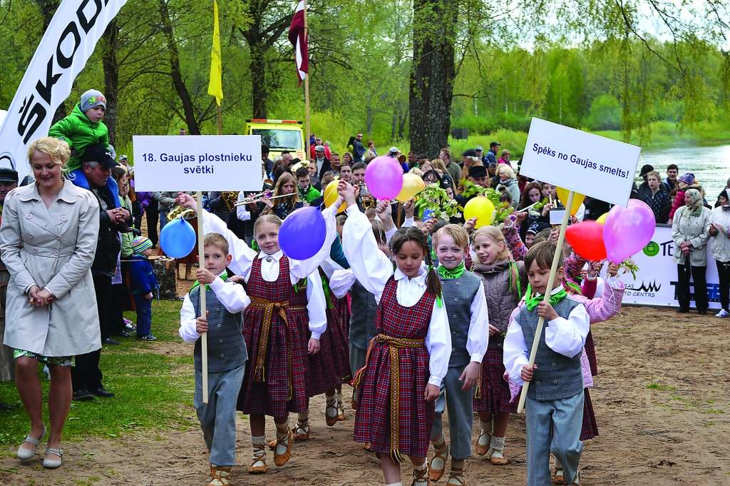 Kad krastā sagaidīts plosts, kārta pienāk svētku gājienam. Šogad tam īpaši svinīgi noskaņu piešķīra strencēniešu jaunā paaudze.