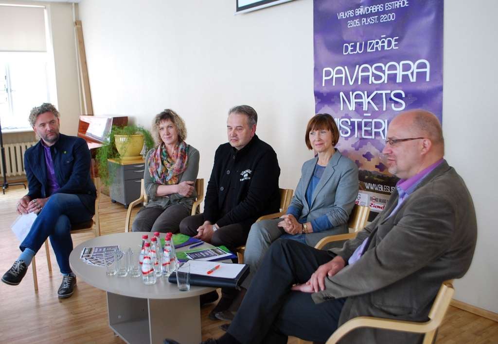 Otrdien Latvijas Nacionālā kultūras centra zālē preses konferencē par deju izrādi “Pavasara nakts mistērijas” uz jautājumiem atbildēja horeogrāfs Jānis Purviņš (no kreisās), mākslinieciskā vadītāja Gunta Skuja, režisors Aivars Ikšelis, dejas mākslas eksperte Maruta Alpa un Valkas novada domes priekšsēdētājs Vents Armands Krauklis.                                                                                                                                                                                                                                                                                                               
Autors:  NO PERSONĪGĀ ARHĪVA