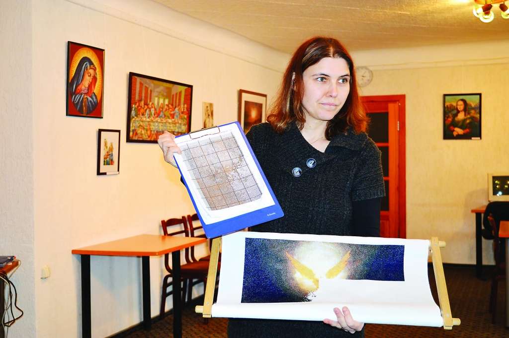 Smilteniete Ilze Haka, viena no “Sirds Siltuma Darbnīcas” dibinātājām, aizraujas arī ar gleznu izšūšanu krustdūrienā.                                                                                                                                                                 
Autors: FOTO: SANDRA PĒTERSONE 