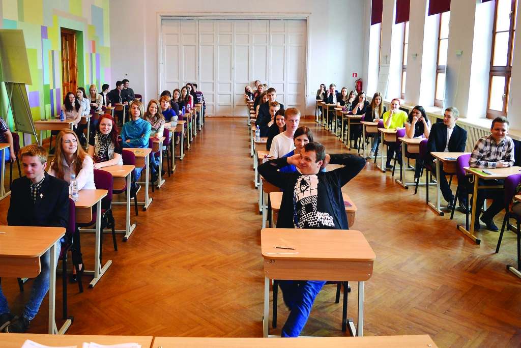 Vakar visā Latvijā 12. klašu skolēni kārtoja pēdējo obligāto centralizēto eksāmenu, kas bija  matemātikā. Īsu brīdi pirms tā Smiltenes ģimnāzijas divpadsmitie ļāvās kopīgai fotogrāfijai.                                                                                                                                                                                                 
Autors:  SANTA SINKA