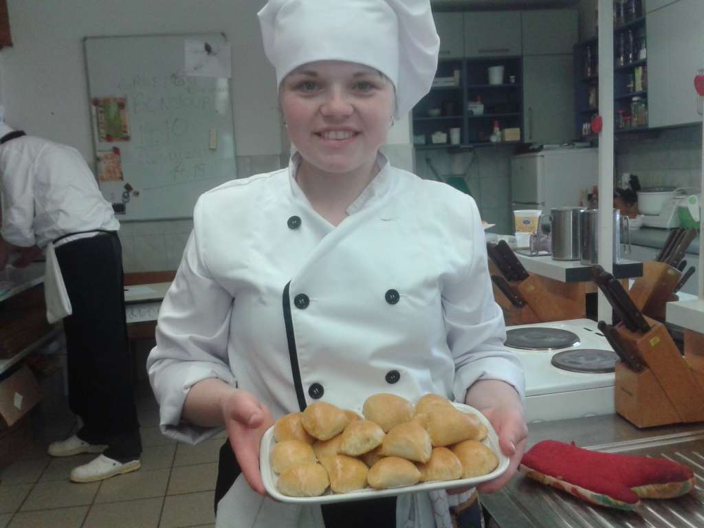 Agija Ozola ir Smiltenes Centra vidusskolas absolvente. 