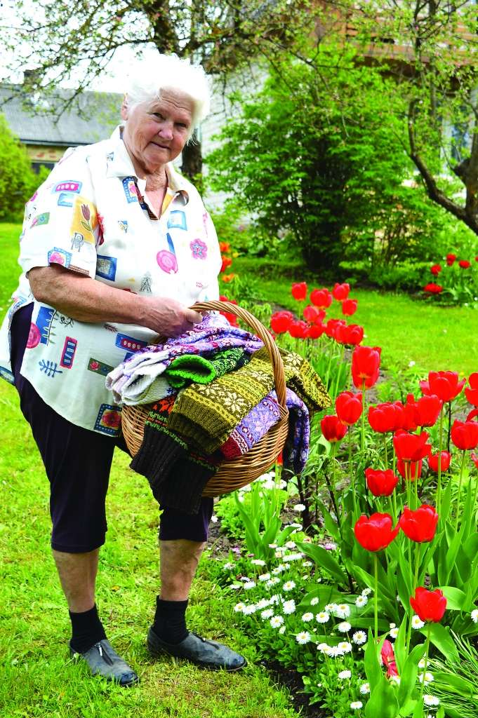 Vasarās varinieti Ainu Brikmani priecē dārza darbi, bet ziemā viņa rada citas “puķes” - ada  skaistas, rakstainas vilnas zeķes. 

Autors:  SANDRA PĒTERSONE
