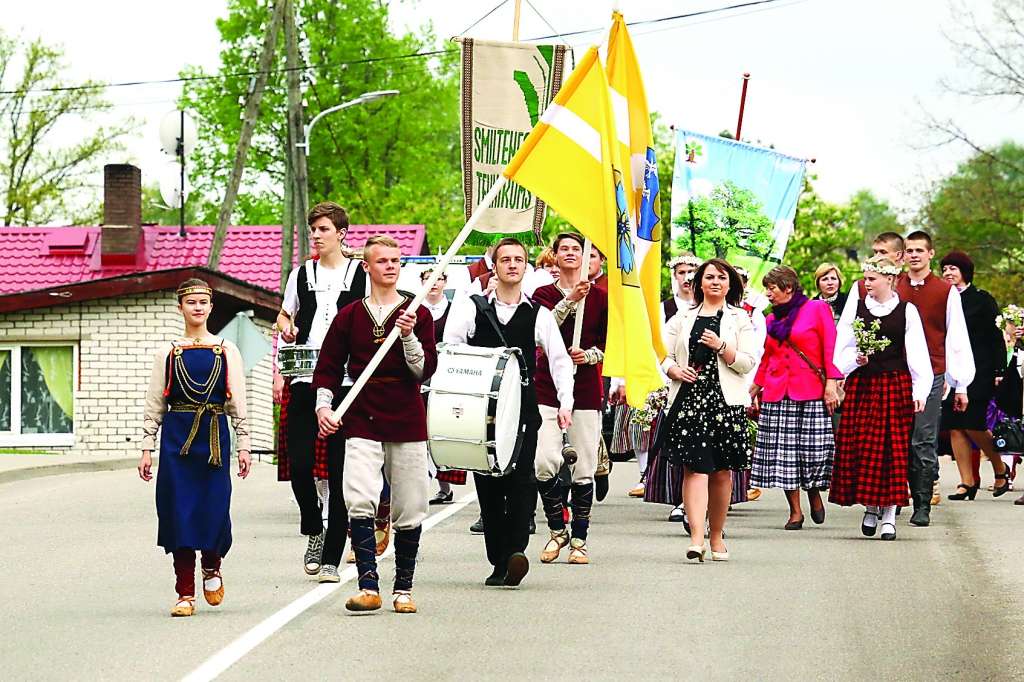 Tradicionāli Smiltenē Jāņukalna vasaras sezonas atklāšanu iesāk ar pašdarbības kolektīvu gājienu no pilsētas kultūras centra uz brīvdabas estrādi.
                                                                                                                                                                                                                                                            
Autors:  SANTA SINKA