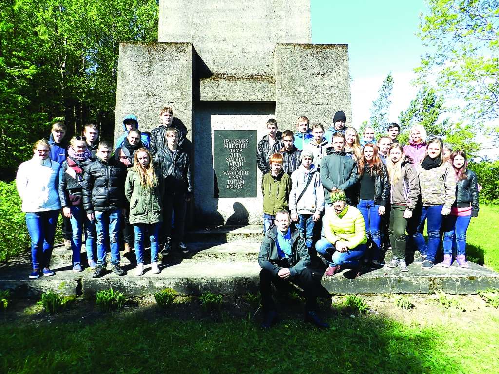 Nāves salā skolēni apskatīja pirmo pieminekli Latvijā, ko Valsts prezidents Jānis Čakste atklāja 1924. gadā Pirmā pasaules kara varoņu piemiņai.                                                                                                                          
Autors:  DACE GAIGALA
